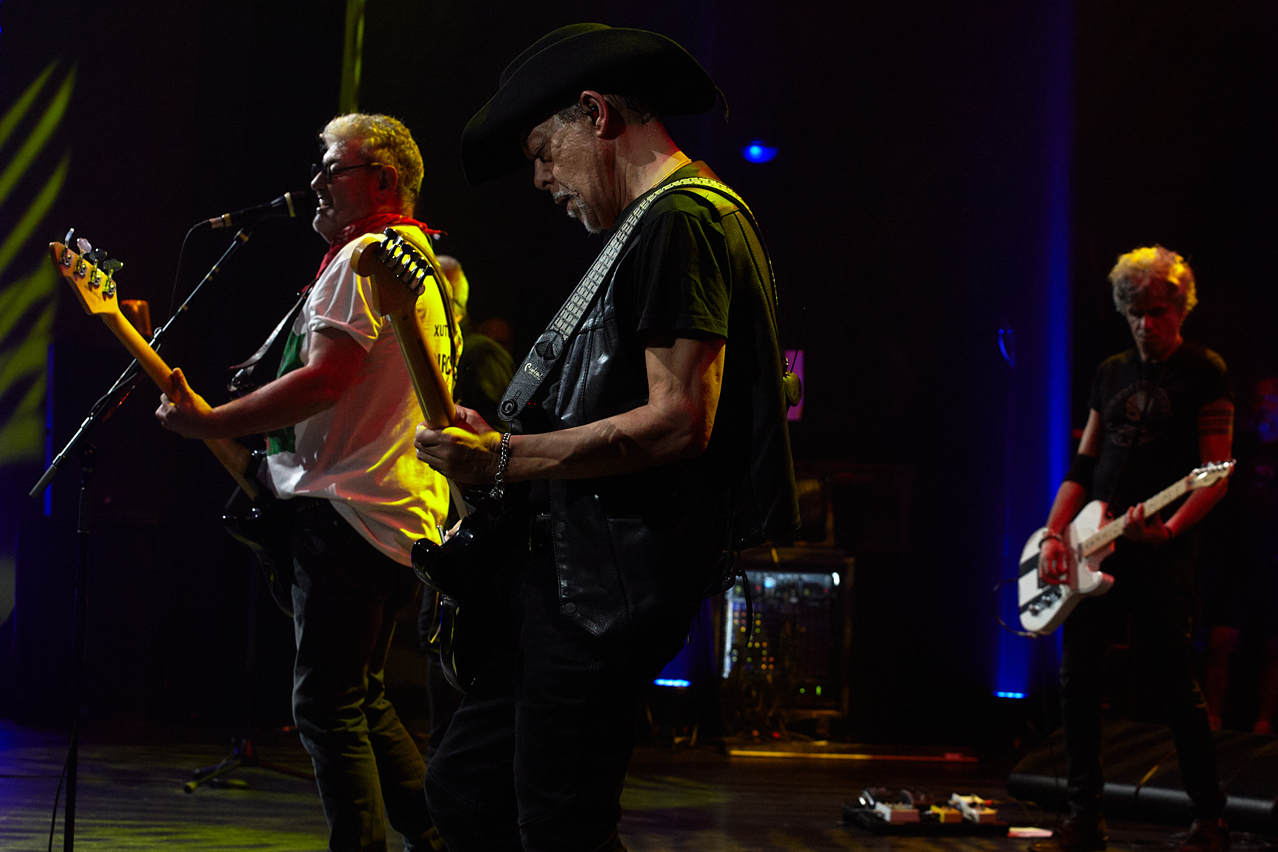 O vocalista e baixista Tim, e os guitarristas João Cabeleira e Tó Trips.