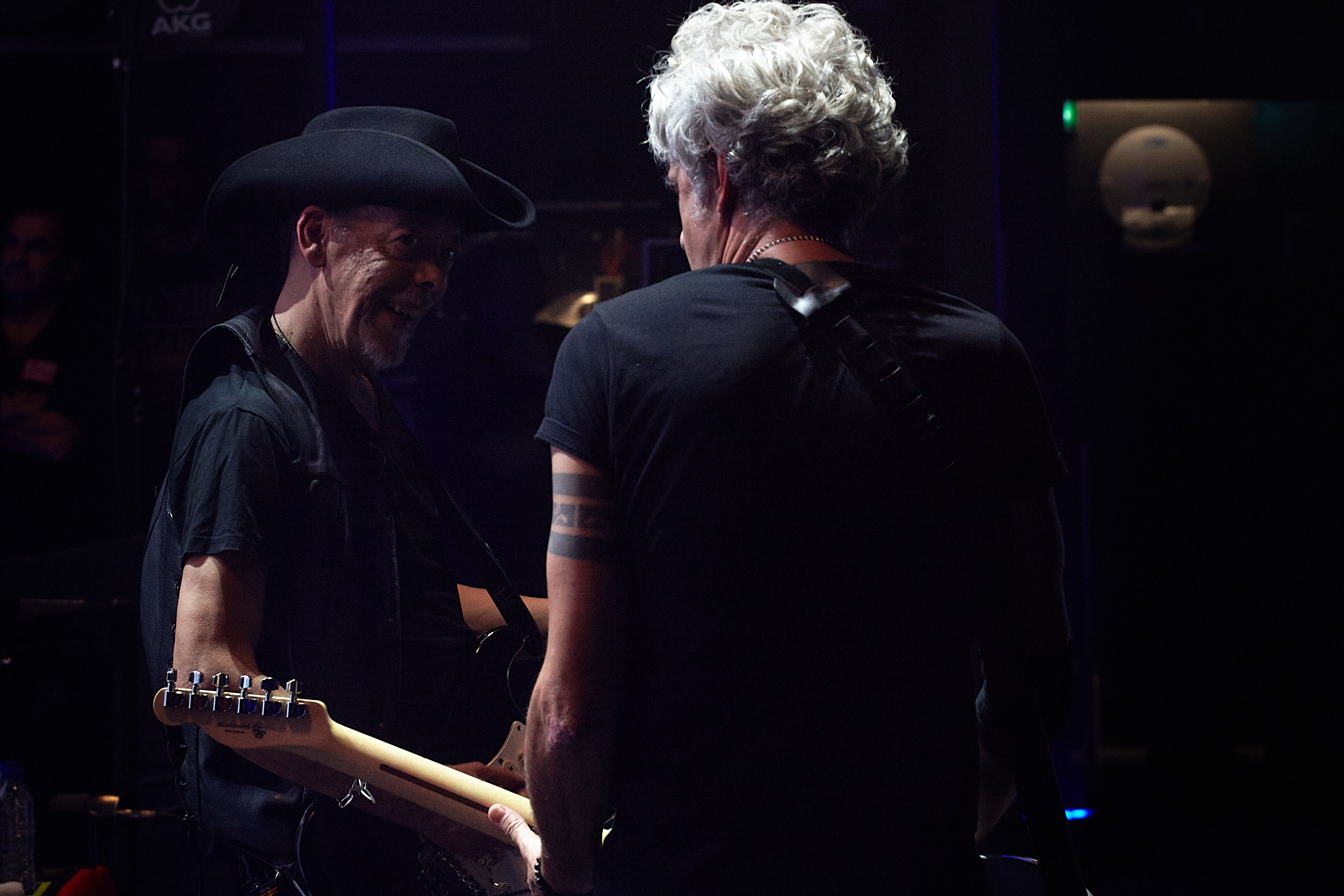 O guitarrista João Cabeleira e o guitarrista convidado Tó Trips.