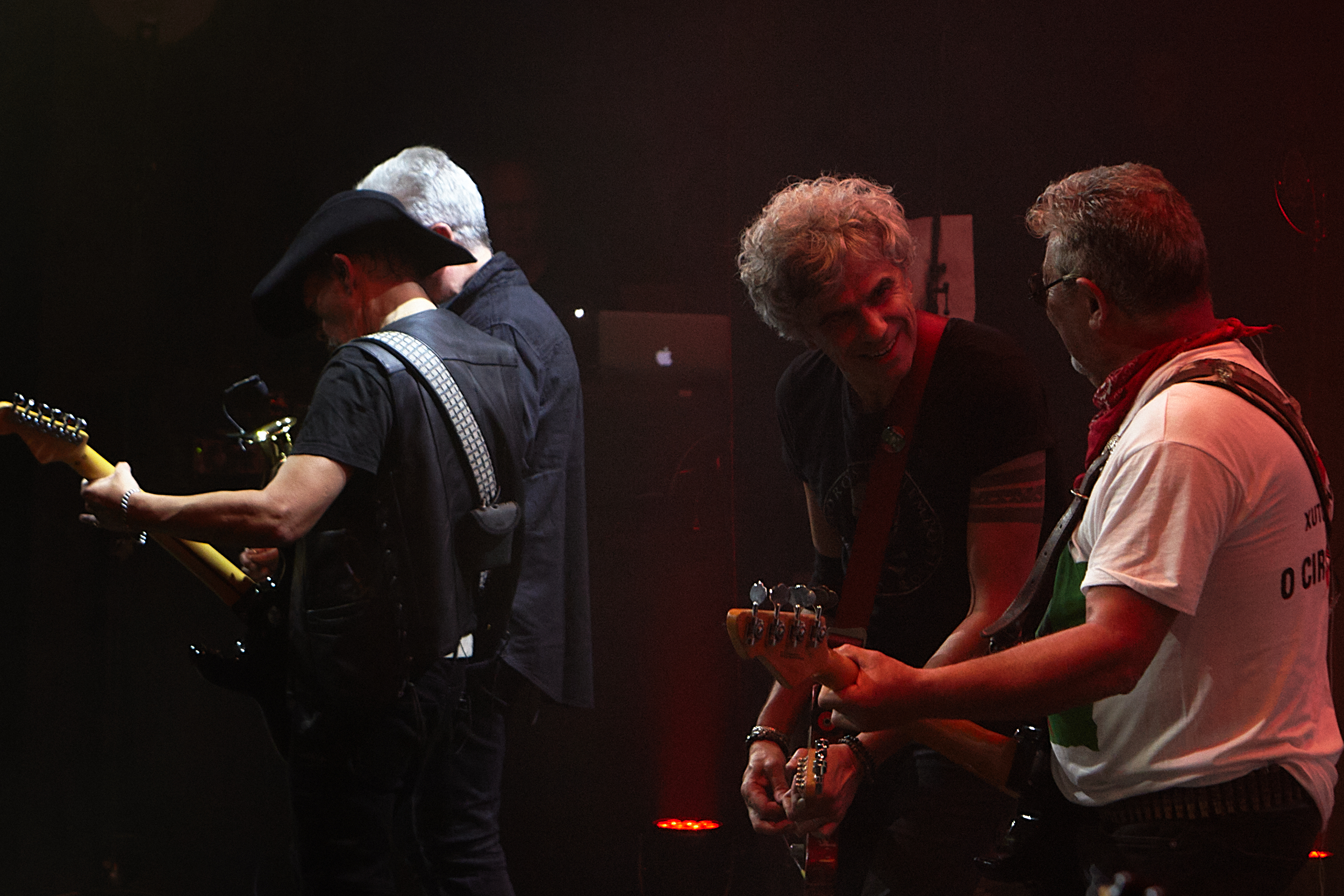 O guitarrista João Cabeleira e o saxofonista Gui; o guitarrista convidado Tó Trips e o vocalista e baixista Tim.