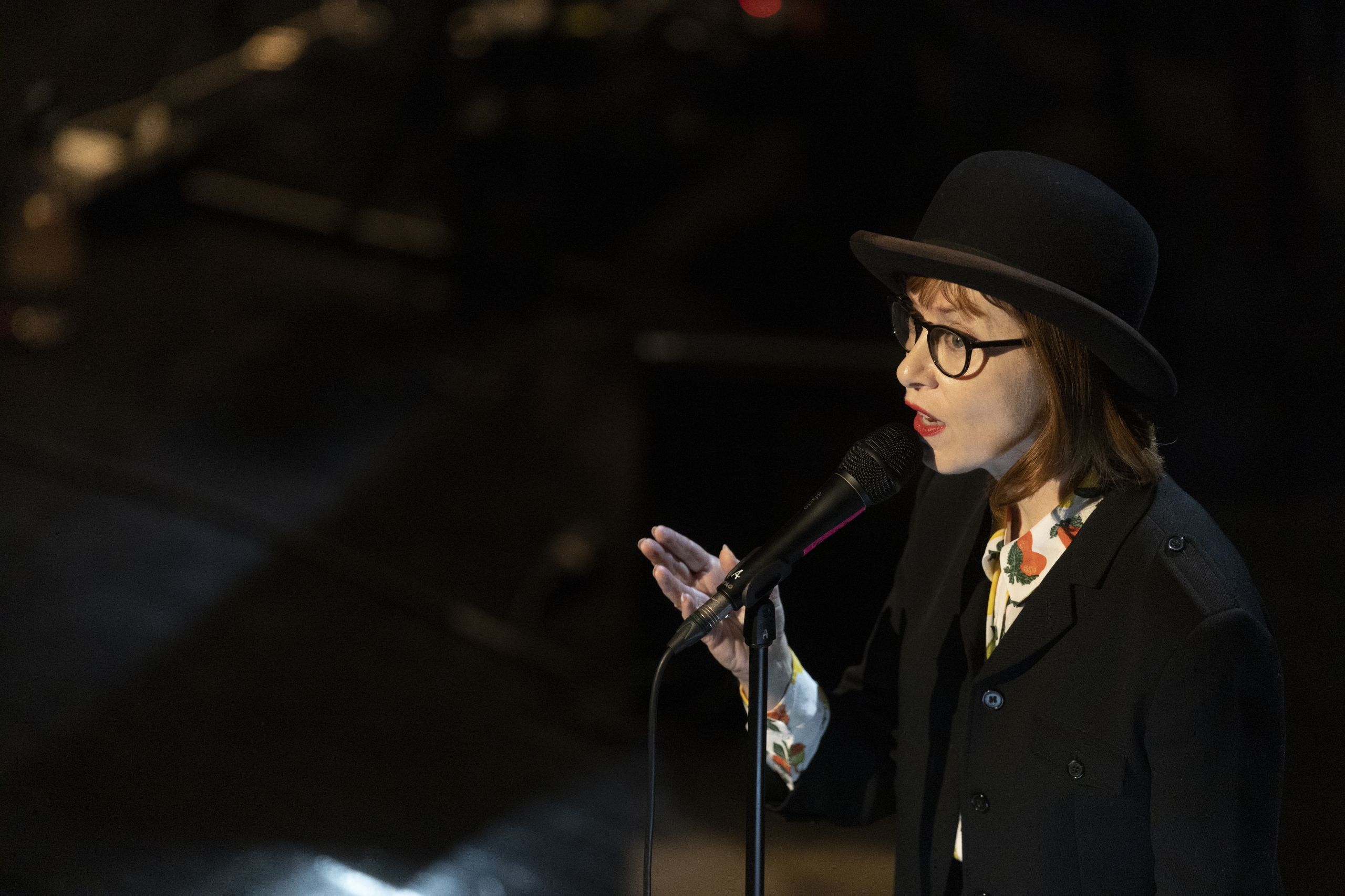 A cantautora Suzanne Vega narra, no Grande Auditório da Fundação Calouste Gulbenkian, a ópera "Einstein on the Beach" de Philip Glass.