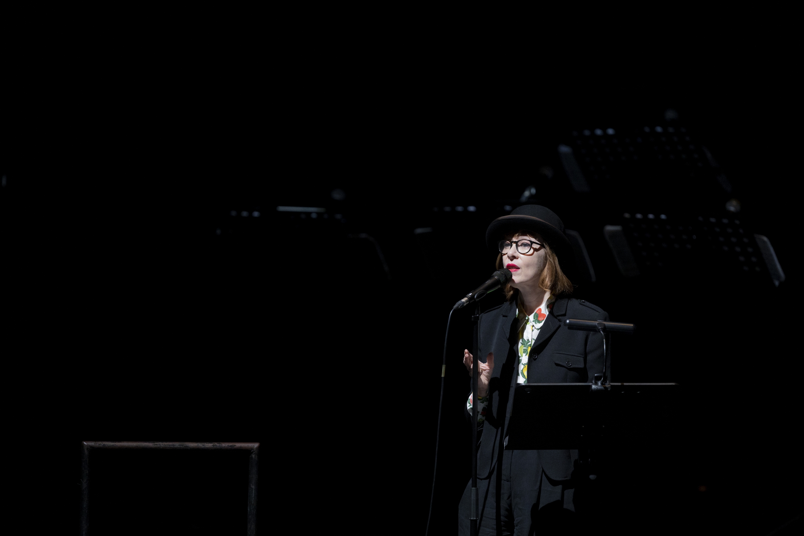 A cantautora Suzanne Vega narra, no Grande Auditório da Fundação Calouste Gulbenkian, a ópera "Einstein on the Beach" de Philip Glass.