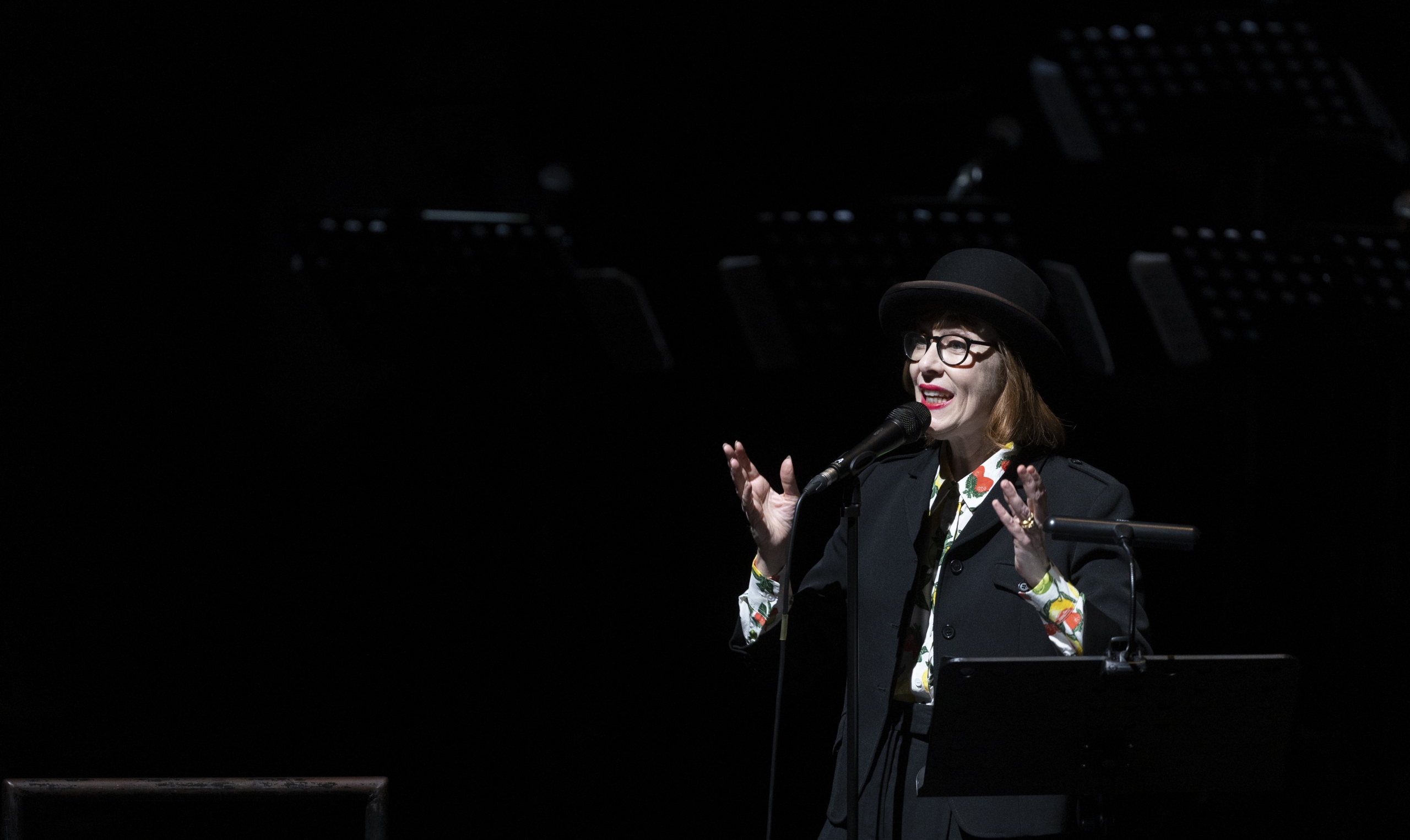 A cantautora Suzanne Vega narra, no Grande Auditório da Fundação Calouste Gulbenkian, a ópera "Einstein on the Beach" de Philip Glass.