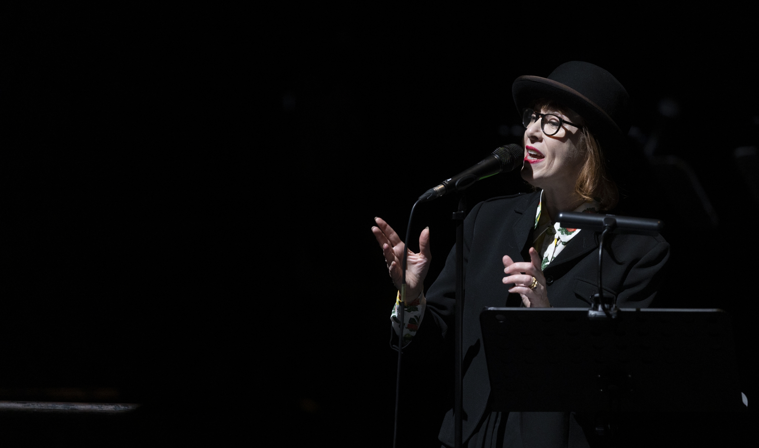 A cantautora Suzanne Vega narra, no Grande Auditório da Fundação Calouste Gulbenkian, a ópera "Einstein on the Beach" de Philip Glass.