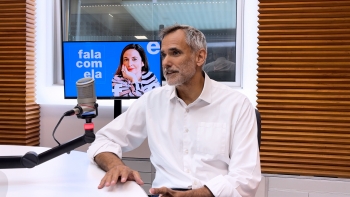 Imagem de António de Castro Caeiro à conversa com Inês Maria Meneses