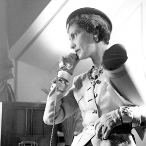 Imagem de “Mortinhos por Sair de Casa”: além da moda, a defesa do respeitinho e um alienígena