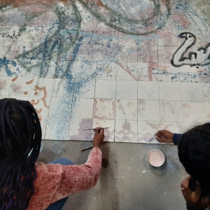 Imagem de “Mortinhos por Sair de Casa”: um mural, vindimas e ver além das luzes