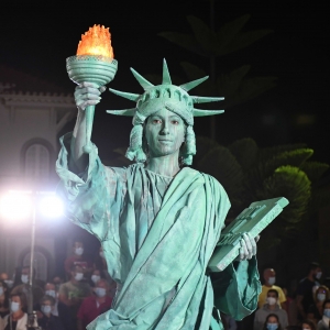 Imagem de “Mortinhos por Sair de Casa”: artes performativas, estátuas vivas e um lobisomem