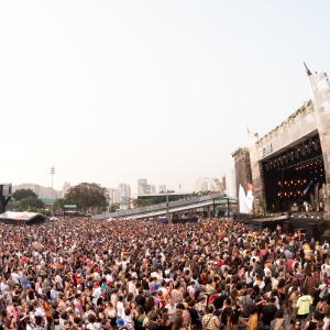 Imagem de Coala com casa cheia em dia de festa