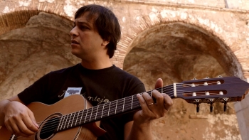 Imagem de “Mesa para Dois” com Luís Galrito, cantautor entre o Alentejo e o Algarve