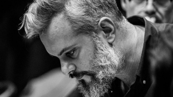 Imagem de “Mesa para Dois” com Ricardo Neves-Neves, dramaturgo e encenador