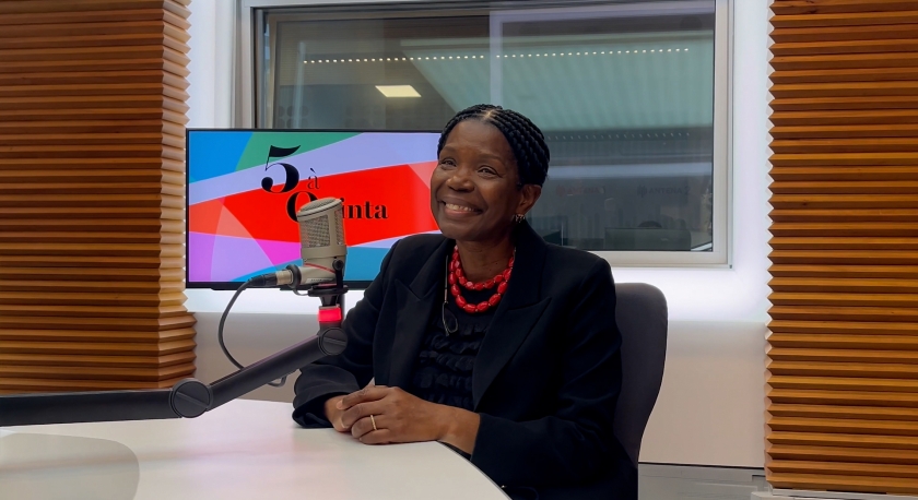 Imagem de Francisca Van Dunem à conversa com Selma Uamusse
