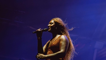 Imagem de Liniker recebida em apoteose na primeira noite de Coala