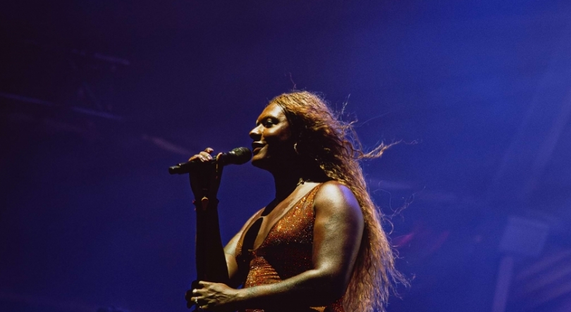 Imagem de Liniker recebida em apoteose na primeira noite de Coala
