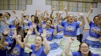 Imagem de Na Madragoa, marcham famílias e futuros noivos de Santo António