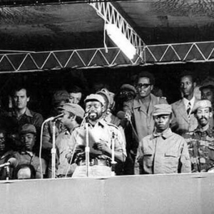 Imagem de “De Cravo ao Peito”: o ano da descolonização