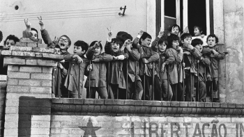 Imagem de “Venham Mais Cinco – O Olhar Estrangeiro sobre a Revolução Portuguesa 1974-1975”