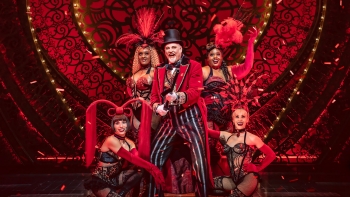 Imagem de Um “cabaret” parisiense em visão pop