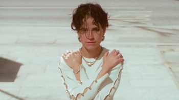 Imagem de “Mesa para Dois”: a cantautora Raquel Martins faz de Londres a sua base