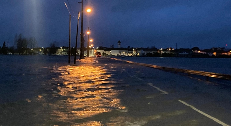 Imagem de Entre a chuva, o vento e o silêncio: a Antena 1 no terreno