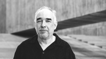 Imagem de “Mesa para Dois” com Carlos J. Pessoa, diretor artístico do Teatro da Garagem