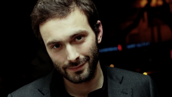 Imagem de “Mesa para Dois” com Stefano Savio, diretor da Festa do Cinema Italiano