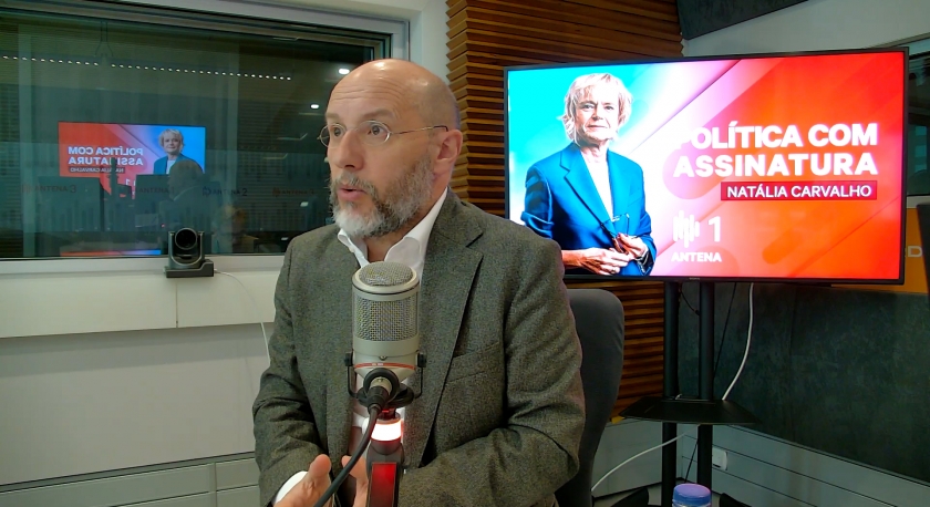 Imagem de “PSD, CH e PS estão a criar uma crise constitucional em câmara lenta”