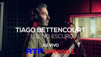 Imagem de Tiago Bettencourt: “Luz no Escuro” (Ao Vivo)