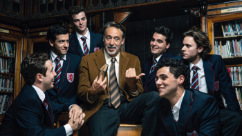 Imagem de “O Clube dos Poetas Mortos” no Teatro da Trindade