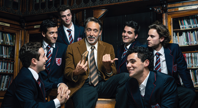 Imagem de “O Clube dos Poetas Mortos” no Teatro da Trindade
