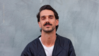 Imagem de Manuel Linhares, cantor de jazz, no “Mesa para Dois”