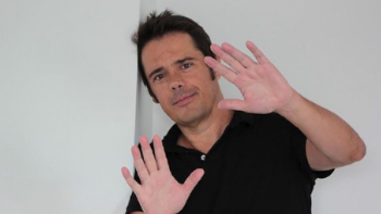 Imagem de Paulo Ribeiro, cantor e compositor alentejano, no “Mesa para Dois”